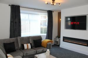Posezení v ubytování Cozy 2-Bed Home, St Helens - Sleeps 5 - Free WiFi