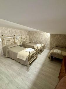 A bed or beds in a room at Rooms & Restaurant Il Castagneto