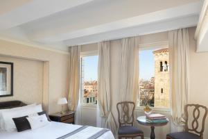 A bed or beds in a room at Londra Palace Venezia