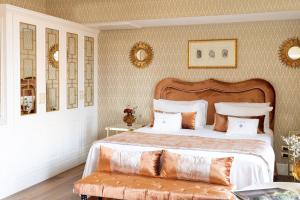 A bed or beds in a room at Londra Palace Venezia