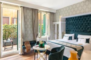 A bed or beds in a room at Londra Palace Venezia