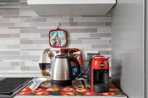 encimera de cocina con cafetera y tetera en Georgehouse Golfo dei Poeti 5 Terre, en La Spezia