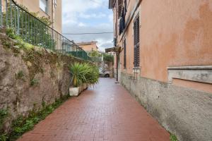un callejón con una acera de ladrillo junto a un edificio en Georgehouse Golfo dei Poeti 5 Terre, en La Spezia