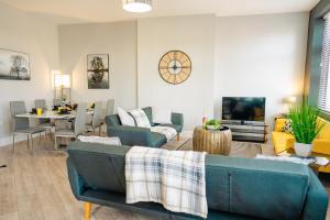 Et opholdsområde på SPACIOUS & MODERN 3-BED & High Ceiling