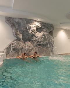 Bazén v ubytování Hotel Alpenjuwel nebo v jeho okolí