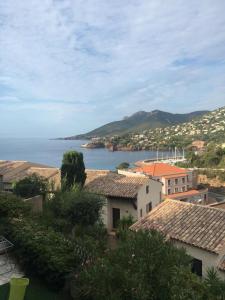 Una vista de una ciudad y un cuerpo de agua. en Apartment du Pic de l 'Ours, en Théoule-sur-Mer