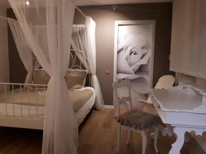 ein Babyzimmer mit Kinderbett und Klavier in der Unterkunft Venice b&b la Pergola 2 in Spinea
