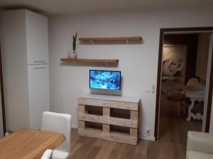 ein Wohnzimmer mit einem Tisch und einem TV an der Wand in der Unterkunft Venice b&b la Pergola 2 in Spinea