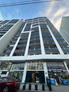 un grand bâtiment avec une voiture garée devant dans l'établissement Almare - by Continental, à Batoumi