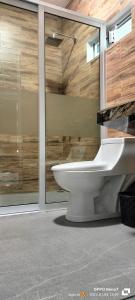 チグナワパンにあるHabitaciones Cruz Condeの白いトイレと洗面台のあるバスルーム