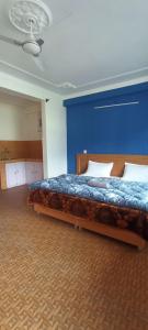 A bed or beds in a room at Check-in & Chill