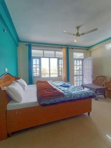 A bed or beds in a room at Check-in & Chill