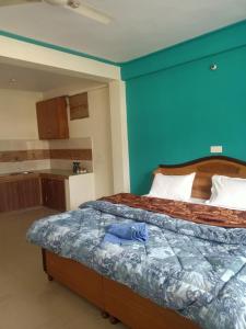 A bed or beds in a room at Check-in & Chill