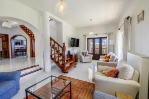 Et opholdsområde på Spacious villa with sea view and heated pool - Luz - Casa Amizade