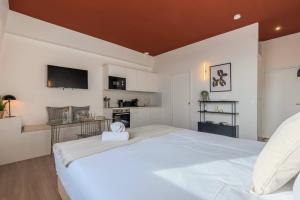 Ένα ή περισσότερα κρεβάτια σε δωμάτιο στο Studio équipé côté cour, parking gratuit