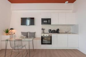 Η κουζίνα ή μικρή κουζίνα στο Studio équipé côté cour, parking gratuit