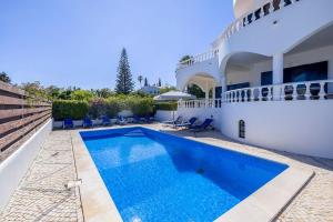 Swimmingpoolen hos eller tæt på Spacious villa with sea view and heated pool - Luz - Casa Amizade