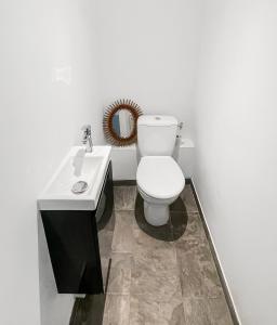 a bathroom with a white toilet and a sink at Maison 3 chambres 6 pers RER A, L Paris direct in Maisons-Laffitte +25 photos