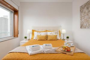 Un dormitorio con una cama con una bandeja de comida encima. en Spacious Escape Near the Beach by Host Wise, en Matosinhos 28 fotos más