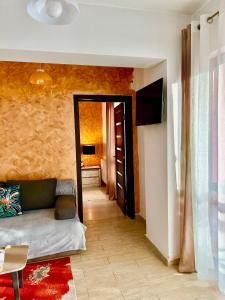 a living room with a couch and a television in a room at Iulius Mall Area Apartament in Iaşi