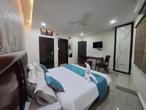 a hotel room with a bed and a table at Hotel Jubilee Pride in Hyderabad