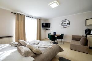 Telewizja i/lub zestaw kina domowego w obiekcie Avangard by Baltic Home