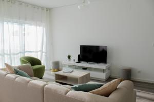 TV/trung tâm giải trí tại Janelas de Zimbra - Lovely Apartment with Pool and Sea View