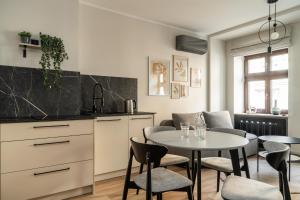 Kuchyňa alebo kuchynka v ubytovaní RentPlanet - Apartament Szczytnicka