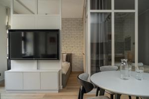 Televízia a/alebo spoločenská miestnosť v ubytovaní RentPlanet - Apartament Szczytnicka