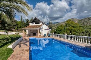 フリヒリアナにあるVilla Morera Garden Villa 5 pers, 2 bedrooms with extra rooms when neededのプールと家のあるヴィラ