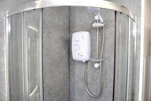 Koupelna v ubytování Cozy 2-Bed Home, St Helens - Sleeps 5 - Free WiFi