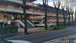 ein Gebäude mit einem Straßenschild vor einer Straße in der Unterkunft Residence Hotel Health House in Desenzano del Garda