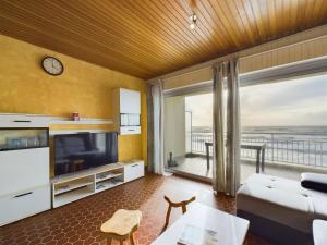 a living room with a view of the ocean at Appartement pour 8 sur la Grande Plage de St Gilles in Le Sablais