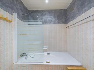 a bathroom with a bath tub and a sink at Appartement pour 8 sur la Grande Plage de St Gilles in Le Sablais +13 photos