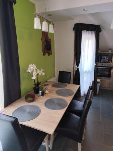 Kuchyň nebo kuchyňský kout v ubytování GT Apartman