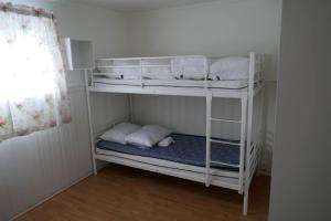 Ένα ή περισσότερα κρεβάτια σε δωμάτιο στο Seafront Holiday Home close to Reine, Lofoten