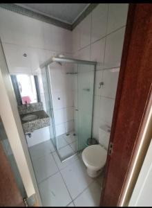 ein Badezimmer mit Toilette, Dusche und Waschbecken in der Unterkunft COP 30 Suíte Confortável com Varanda in Belém