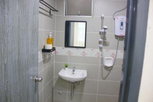 een badkamer met een wastafel en een douche bij Classic Spot - Meru Raya in Ipoh +6 foto's