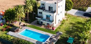 Bazén v ubytovaní Martimi Apartments - 200M from Drapanias Beach - Pool - Hot Tub - Sauna - BBQ alebo v jeho blízkosti