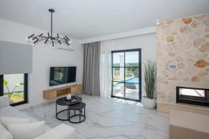 TV a/nebo společenská místnost v ubytování LUZ BLANCA Rooftop seaview villa