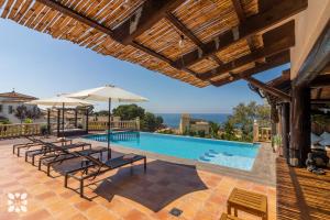 Bazén v ubytování Villa Calma by Abahana Villas nebo v jeho okolí