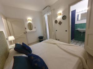 A bed or beds in a room at Pagliarulo Complex by AMALFIVACATION