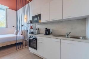 Η κουζίνα ή μικρή κουζίνα στο Studio équipé côté rue, parking gratuit