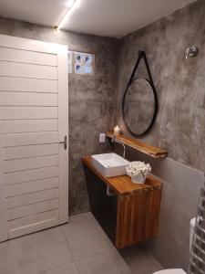 ein Badezimmer mit Waschbecken und Spiegel in der Unterkunft Occa Búzios in Nísia Floresta