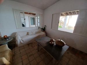 ein Wohnzimmer mit Sofa und Tisch in der Unterkunft Occa Búzios in Nísia Floresta