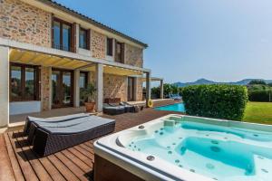 una vasca idromassaggio su una terrazza accanto a una casa di Villa Gran Barcares for 16 by BeBreeze a Alcudia