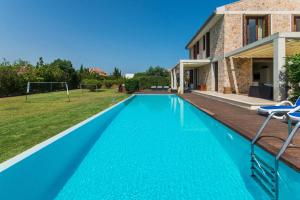 un'immagine di una piscina di fronte a una casa di Villa Gran Barcares for 16 by BeBreeze a Alcudia Altre 37 foto