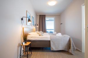 Ένα ή περισσότερα κρεβάτια σε δωμάτιο στο Marina Chalets B13 by Hiekka Booking - sisältää liinavaatteet ja loppusiivouksen