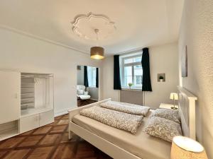 Rúm í herbergi á Business Apartment ZIMMERzuVERMIETEN in Solothurn