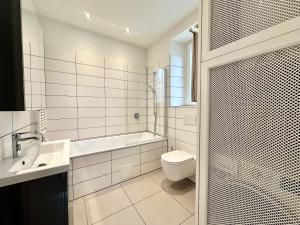 Koupelna v ubytování Business Apartment ZIMMERzuVERMIETEN in Solothurn + 25 fotografií